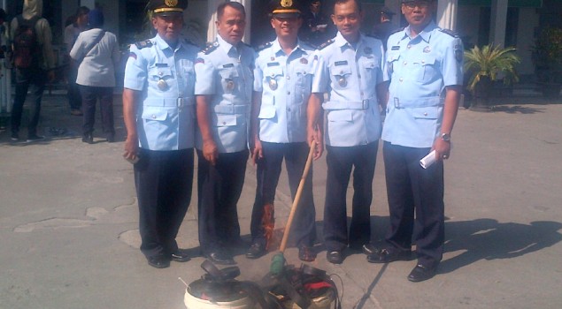 LAPAS MOJOKERTO, UPACARA REMISI DIRANGKAI PEMUSNAHAN BARANG HASIL RAZIA