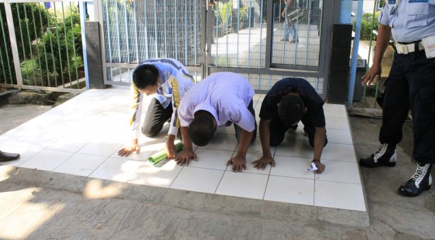 DAPAT REMISI BEBAS, 3 WBP LAPAS TANGERANG SUJUD SYUKUR