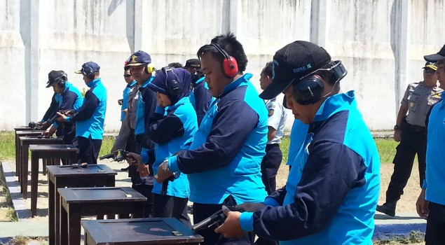 TINGKATKAN KEAHLIAN, PETUGAS RUTAN SURABAYA LATIHAN MENEMBAK