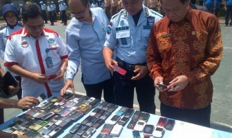 LAPAS KARAWANG MUSNAHKAN RATUSAN HANDPHONE