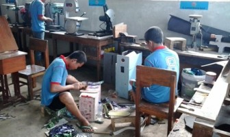 ANDIK LAPAS ANAK KUTOARJO HASILKAN SANDAL BATIK BERKUALITAS