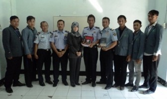 RUTAN CIREBON TERIMA BANTUAN BUKU BAGI WBP