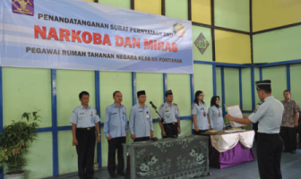 PETUGAS RUTAN PONTIANAK TANDA TANGANI PERNYATAAN ANTI NARKOBA DAN MIRAS