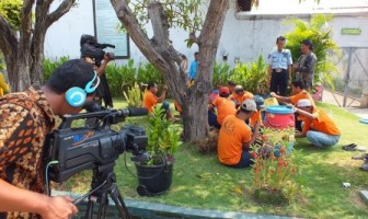 DILIPUT BATIK TV, WBP LAPAS PEKALONGAN BELAJAR MEMBATIK BERSAMA PAK CANTING