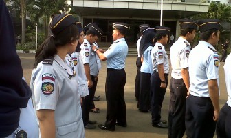 PERIKSA KERAPIHAN DAN KELENGKAPAN ATRIBUT, DIREKTUR INFOKOM AJAK PEGAWAI TINGKATKAN KINERJA