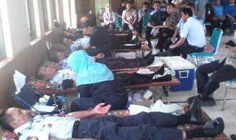 PETUGAS RUTAN PEKALONGAN IKUTI DONOR DARAH HARI OEANG