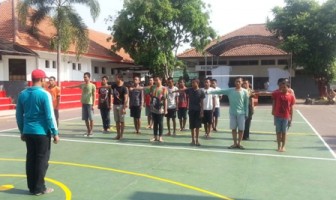 LATIH KEDISIPLINAN, TAHANAN ANAK RUTAN SURABAYA DIAJARKAN PBB
