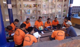 TUMBUHKAN MINAT BACA WBP, RUTAN SURABAYA SIAPKAN POJOK BACA