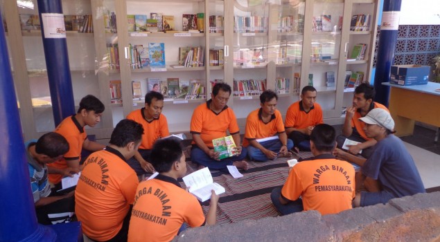 TUMBUHKAN MINAT BACA WBP, RUTAN SURABAYA SIAPKAN POJOK BACA