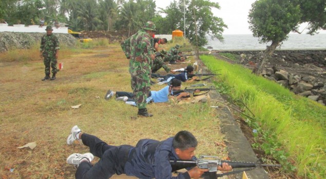 18 PETUGAS LAPAS ULU SIAU BERLATIH MENEMBAK