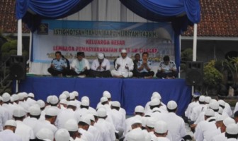 RATUSAN WBP LAPAS CILACAP IKUTI ISTIGHOSAH