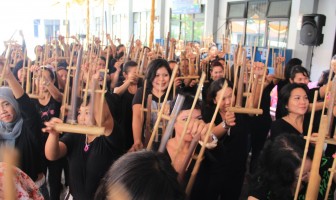 KEDUBES AS TERPUKAU DENGAN PERMAINAN ANGKLUNG RUTAN PONDOK BAMBU
