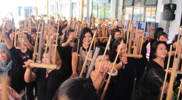 KEDUBES AS TERPUKAU DENGAN PERMAINAN ANGKLUNG RUTAN PONDOK BAMBU