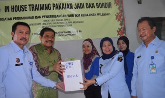LAPAS WANITA PALEMBANG TERIMA BANTUAN ALAT PRODUKSI PAKAIAN JADI