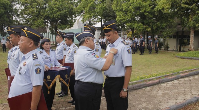 DELAPAN PETUGAS LAPAS SEMARANG DIANUGERAHI SATYA LENCANA KARYA SATYA