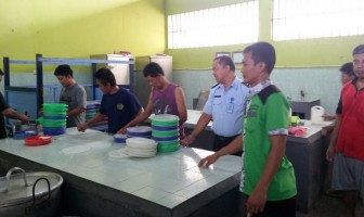 PETUGAS PASTIKAN KEGIATAN DAPUR RUTAN BANTUL SELALU SESUAI STANDAR