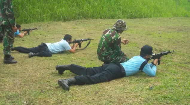 LAPAS CIAMIS BERSAMA LAPAS BANJAR MELAKSANAKAN LATIHAN MENEMBAK DENGAN DETASEMEN ZENI TEMPUR KOMPI C CIAMIS