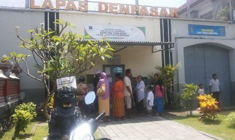 Keluarga Warga Binaan Berdatangan Saat Galungan