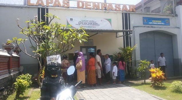 Keluarga Warga Binaan Berdatangan Saat Galungan