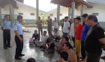 LAPAS SURABAYA KAMPANYEKAN BAHAYA HIV/AIDS KEPADA WBP