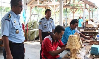 Napi Sulap Batang Singkong Jadi Lampion