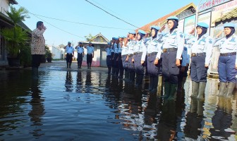 Ditengah Banjir, Kakanwil Jateng Pimpin Apel Pagi Di Lapas Pekalongan