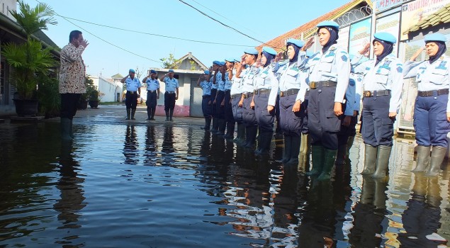 Ditengah Banjir, Kakanwil Jateng Pimpin Apel Pagi Di Lapas Pekalongan