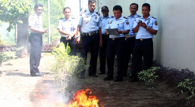 Satgas Kamtib Lapas Yogya Musnahkan Ponsel Hasil Razia