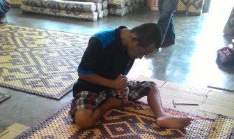 Menepis Sepi Menganyam Tikar Ramin