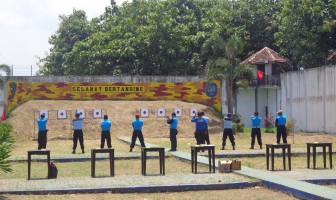 Petugas Rutan Surabaya Ikuti Latihan Gabungan Menembak