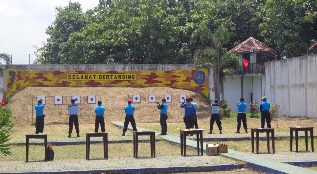 Petugas Rutan Surabaya Ikuti Latihan Gabungan Menembak