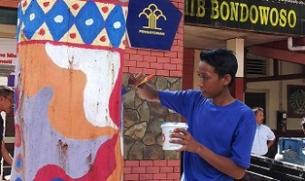 Salurkan Bakat, Napi Lapas Bondowoso Lukis Pohon
