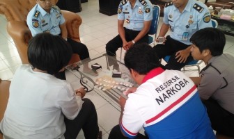 Lapas Narkotika Sungguminasa Serahkan Barang Bukti Narkoba ke Polres Gowa