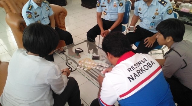 Lapas Narkotika Sungguminasa Serahkan Barang Bukti Narkoba ke Polres Gowa