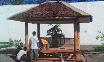Bangun Gazebo, WBP Rutan Pinrang Kompak