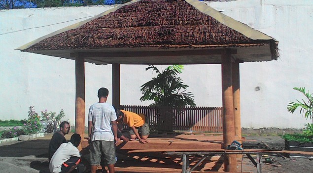 Bangun Gazebo, WBP Rutan Pinrang Kompak