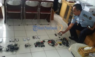 Rutan Sanggau Amankan 22 Handphone
