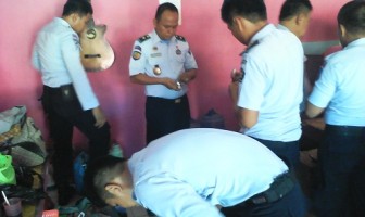 Petugas Rutan Pinrang Geledah Blok Bandar Narkoba