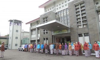 Peringati Hadeging Nagari Dalem, Pegawai Lapas Narkotika DIY Berbusana Jawa