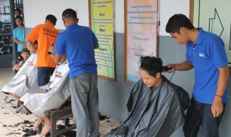 Cukur Rambut Massal di Lapas Sumedang