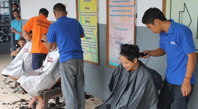 Cukur Rambut Massal di Lapas Sumedang