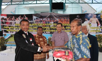 Pertina Pusat Memberikan Bantuan Perlengkapan Tinju di Lapas Abepura Papua