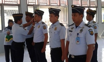 Karutan Masamba Sematkan Pangkat Baru bagi Empat Pegawainya