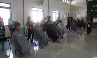 Potong Rambut Bersama di Lapas Wanita Malang