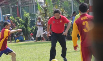 Baru Menjabat Sesditjen PAS, Endang Tanding Bola Di Lapas Cipinang