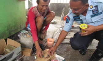 Warga Binaan Lapas Gosok Batu Akik