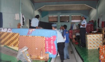 Petugas Lapas Cirebon Razia Mendadak Kamar Hunian Lapas