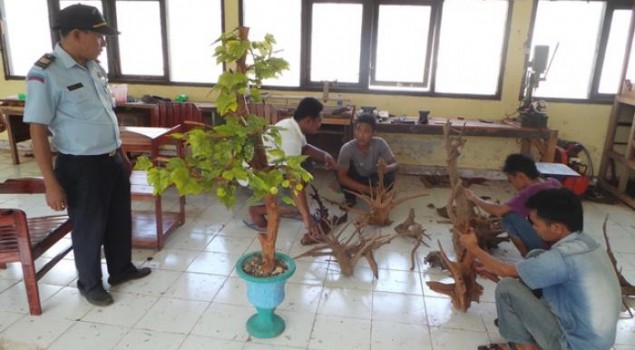 Terampil Membuat Mebel dan Bonsai Meski di Dalam Rutan