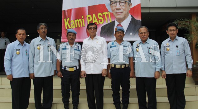 Lawan Narkoba, Menkumham Beri Penghargaan Dua Sipir