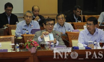 Awasi Lapas, Menkumham Yasonna Pamer Aplikasi CCTV di HP